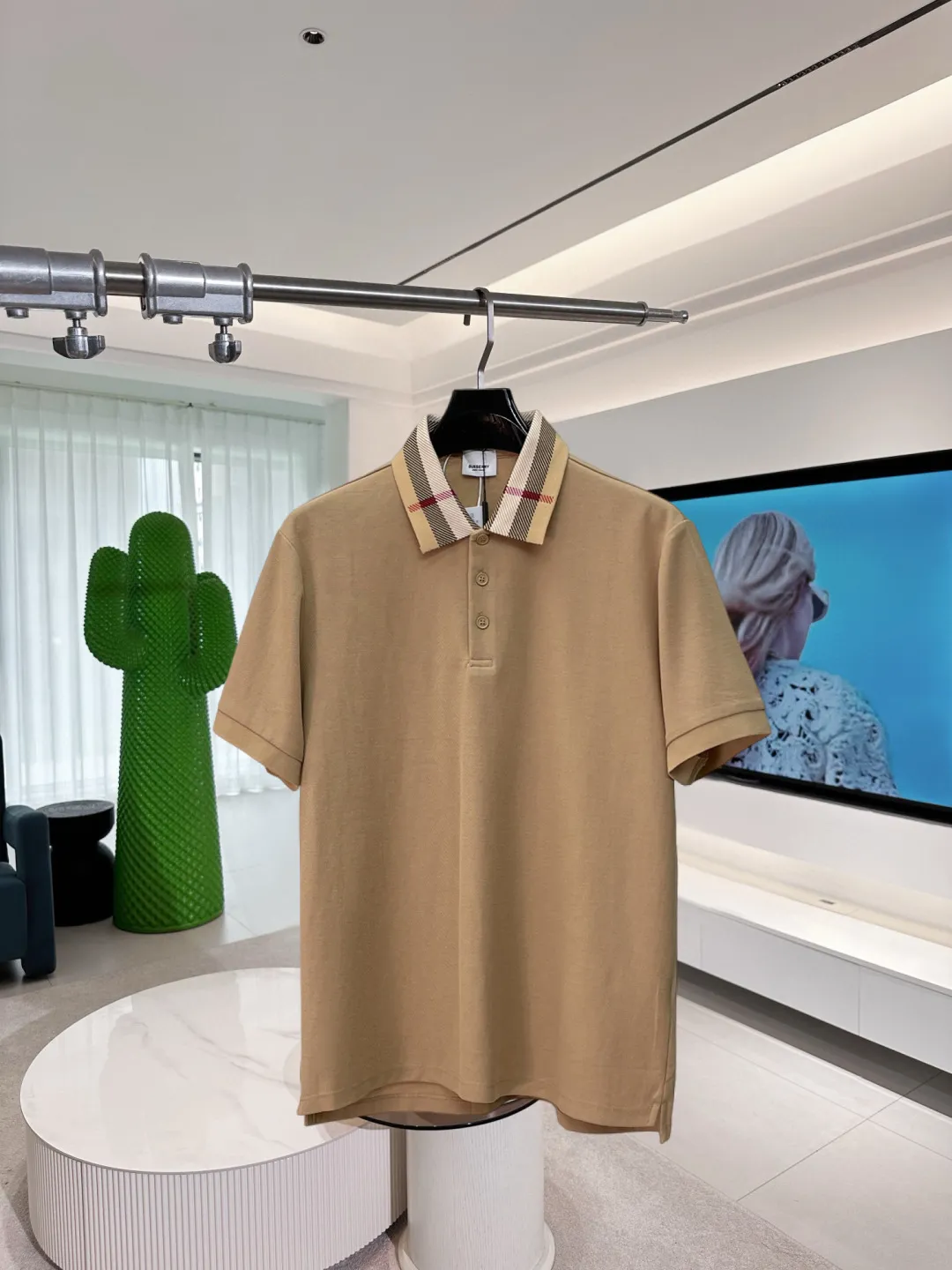 BURBERRY New Arrival Polo shirt, complete with three labels, original fabric, original customized accessories, official Same Style, using 210 grams of pure cotton pique fabric, customized same-tank dyed fabric, very comfortable and smooth to the touch, very wide and stylish, produced by a first-line brand on behalf of Factory, imported Behringer embroidery machine, embroidery is full and textured, imported Kangli direct-injection machine, printing is clear and textured, the collar rib is woven with imported yarn It will not lose shape after being worn for a long time. It is the most New Arrival style in spring and summer. It is fashionable and individual. It is super Versatile and looks good. It is very suitable for both men and women. It is a must-have for everyone. Size: S-XXL